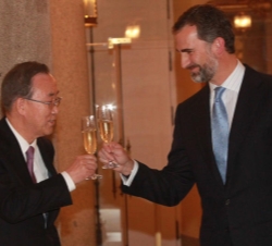 Su Alteza Real el Príncipe de Asturias brinda con el Sr. Ban Ki-moon, Secretario General de Naciones Unidas